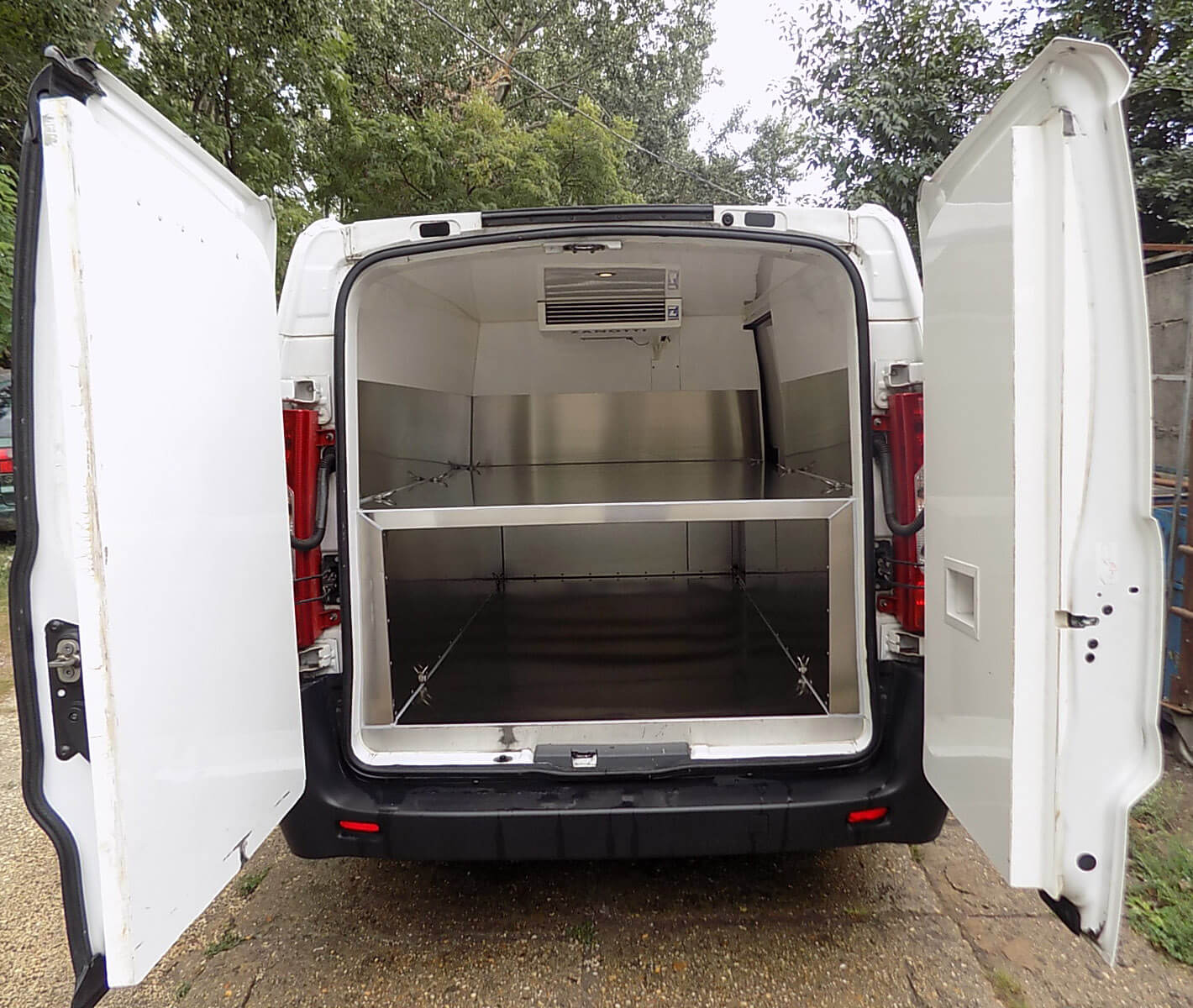 Thermally insulated hearse - Robi Mobil
